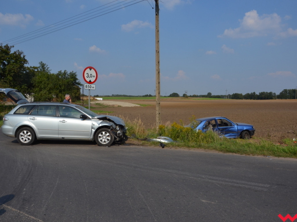 Poważne zderzenie aut na krzyżówce (galeria)