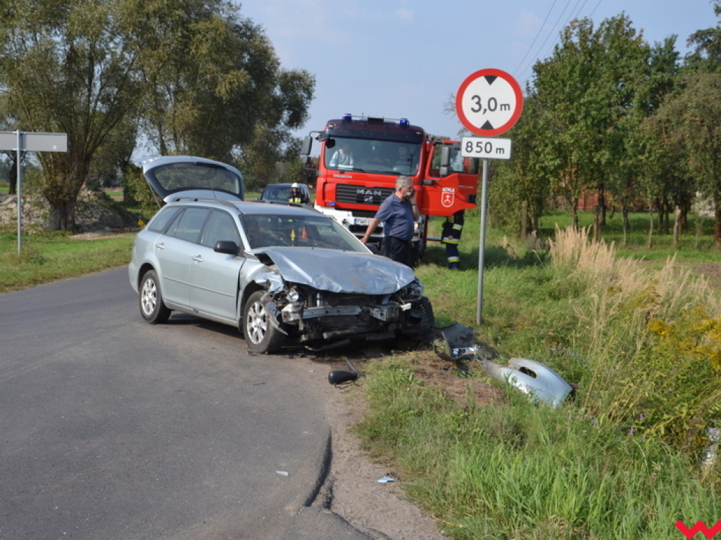 Poważne zderzenie aut na krzyżówce (galeria)