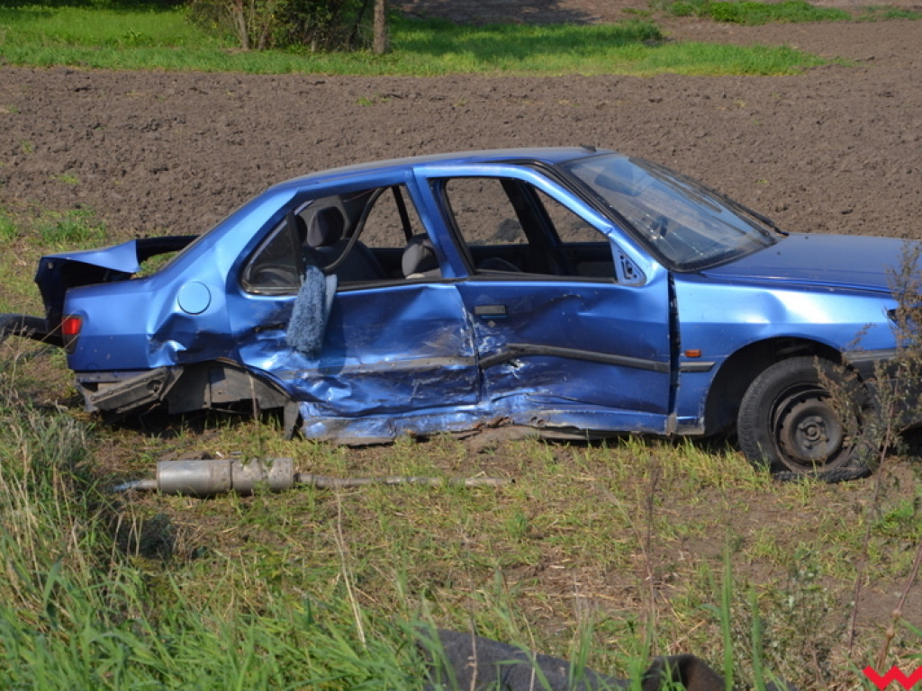 Poważne zderzenie aut na krzyżówce (galeria)