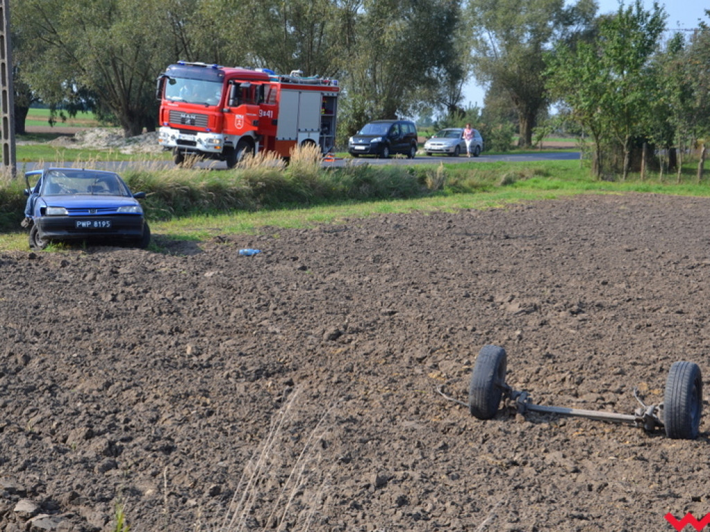 Poważne zderzenie aut na krzyżówce (galeria)