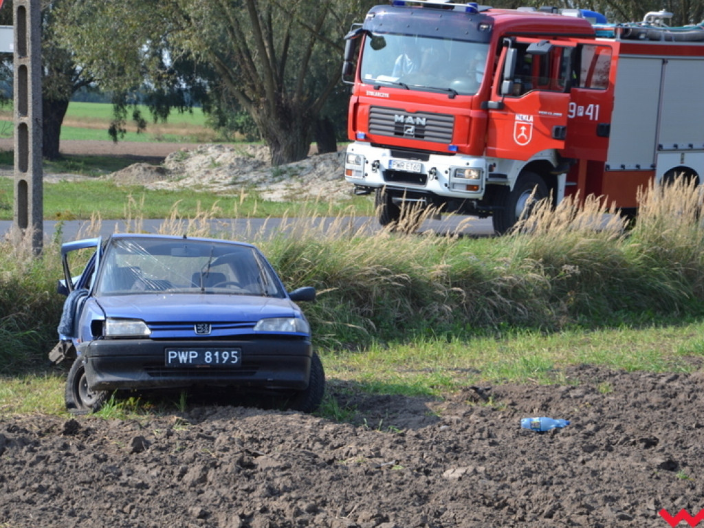 Poważne zderzenie aut na krzyżówce (galeria)