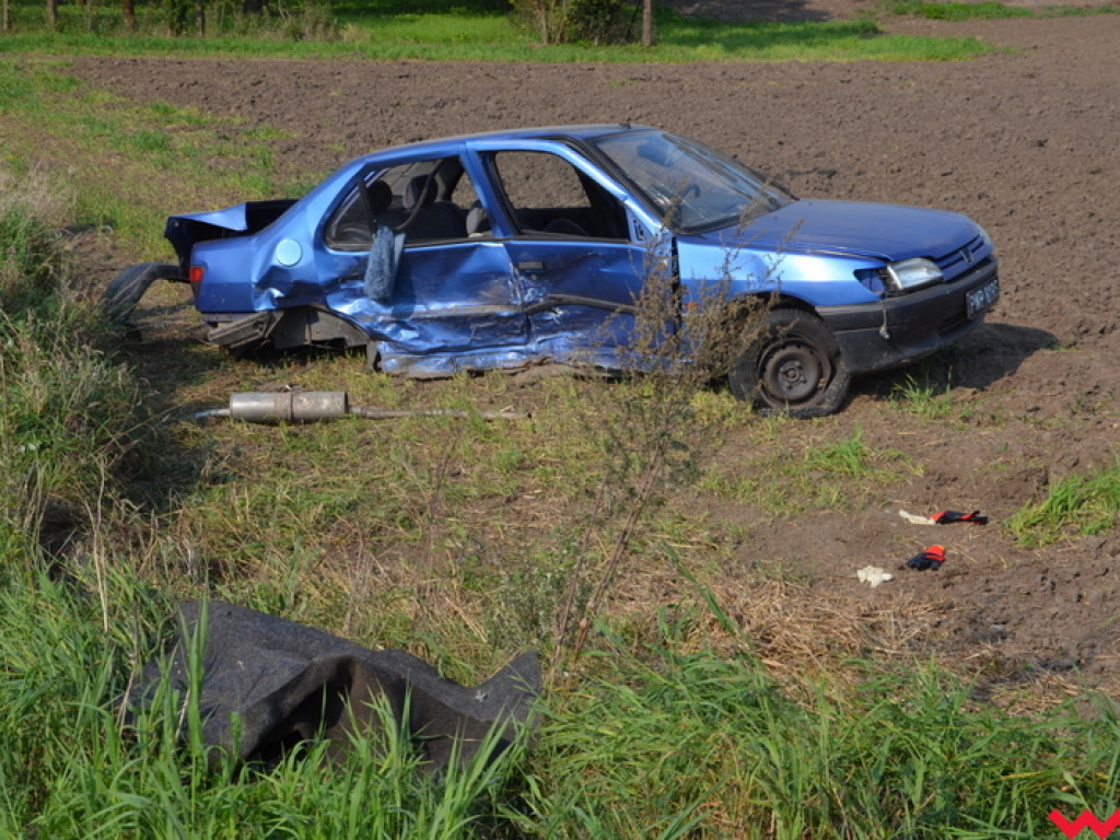 Poważne zderzenie aut na krzyżówce (galeria)