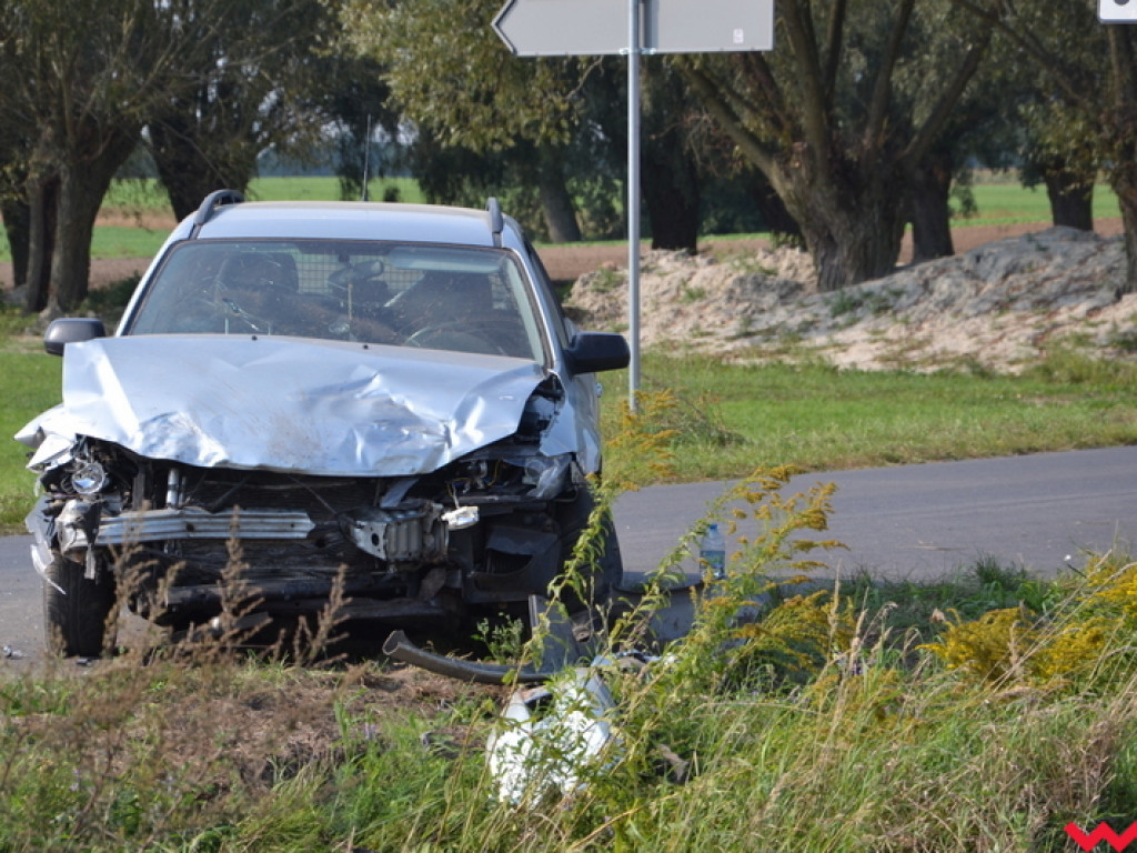 Poważne zderzenie aut na krzyżówce (galeria)