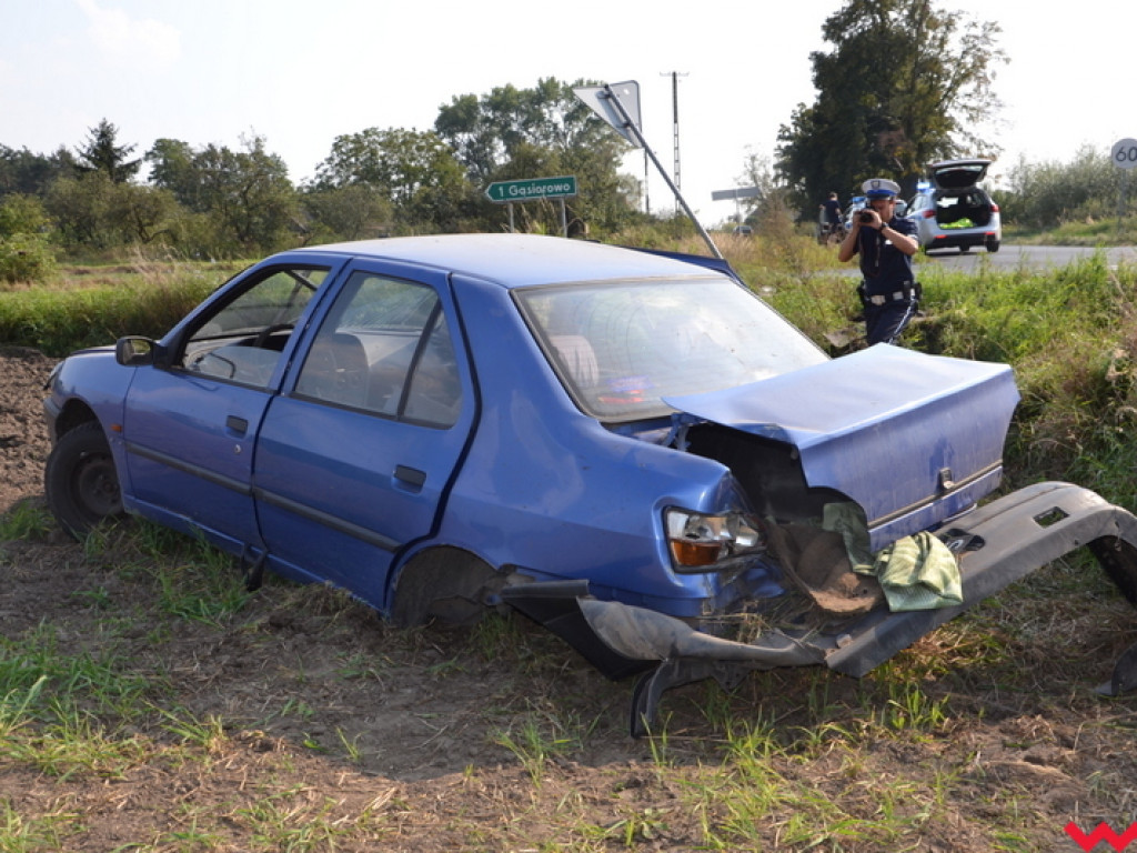 Poważne zderzenie aut na krzyżówce (galeria)