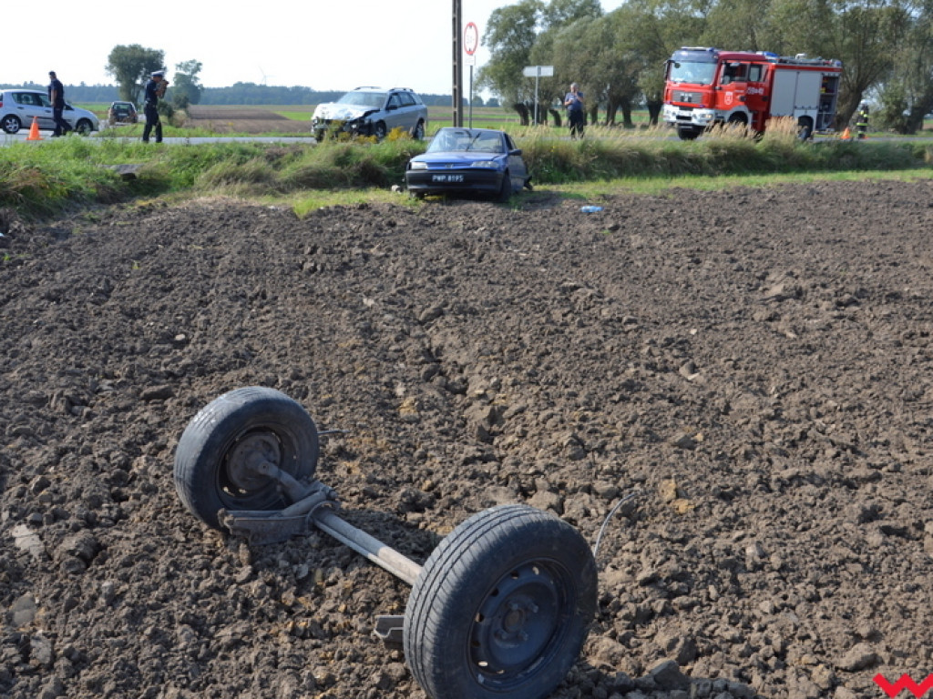 Poważne zderzenie aut na krzyżówce (galeria)