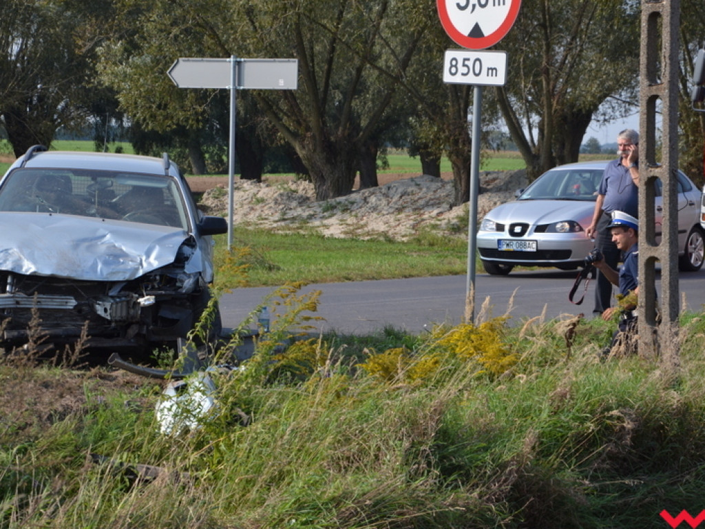 Poważne zderzenie aut na krzyżówce (galeria)