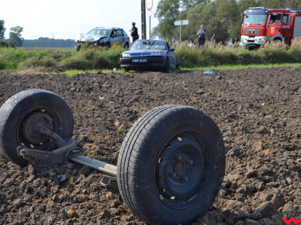 Poważne zderzenie aut na krzyżówce (galeria)