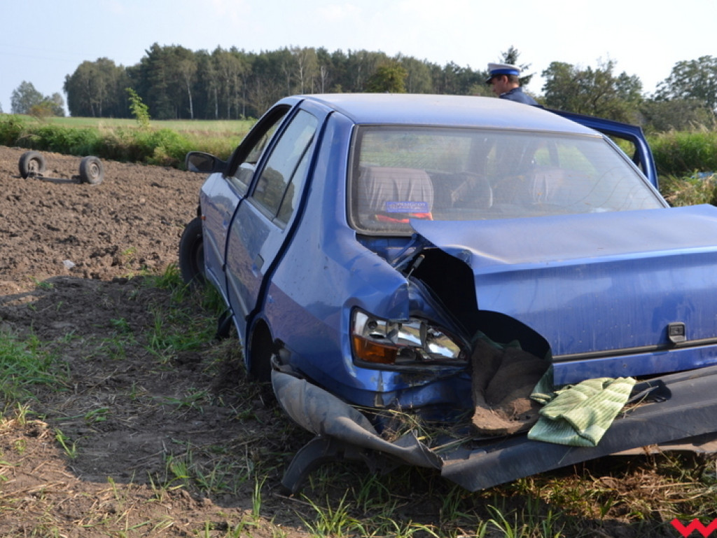 Poważne zderzenie aut na krzyżówce (galeria)