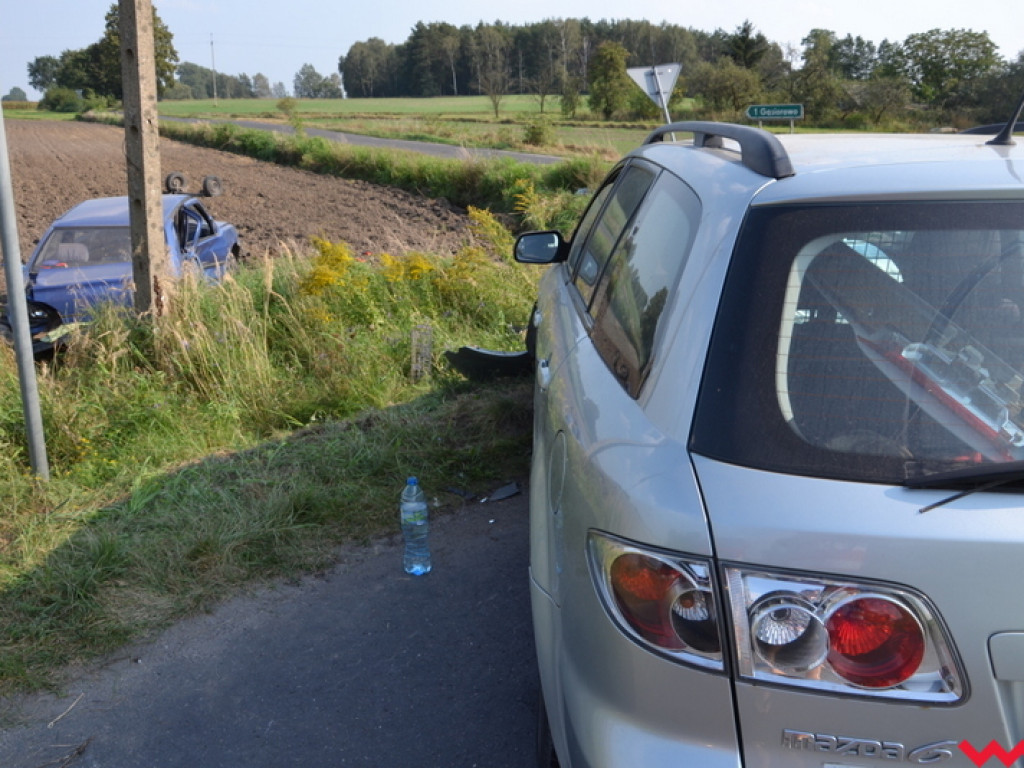 Poważne zderzenie aut na krzyżówce (galeria)