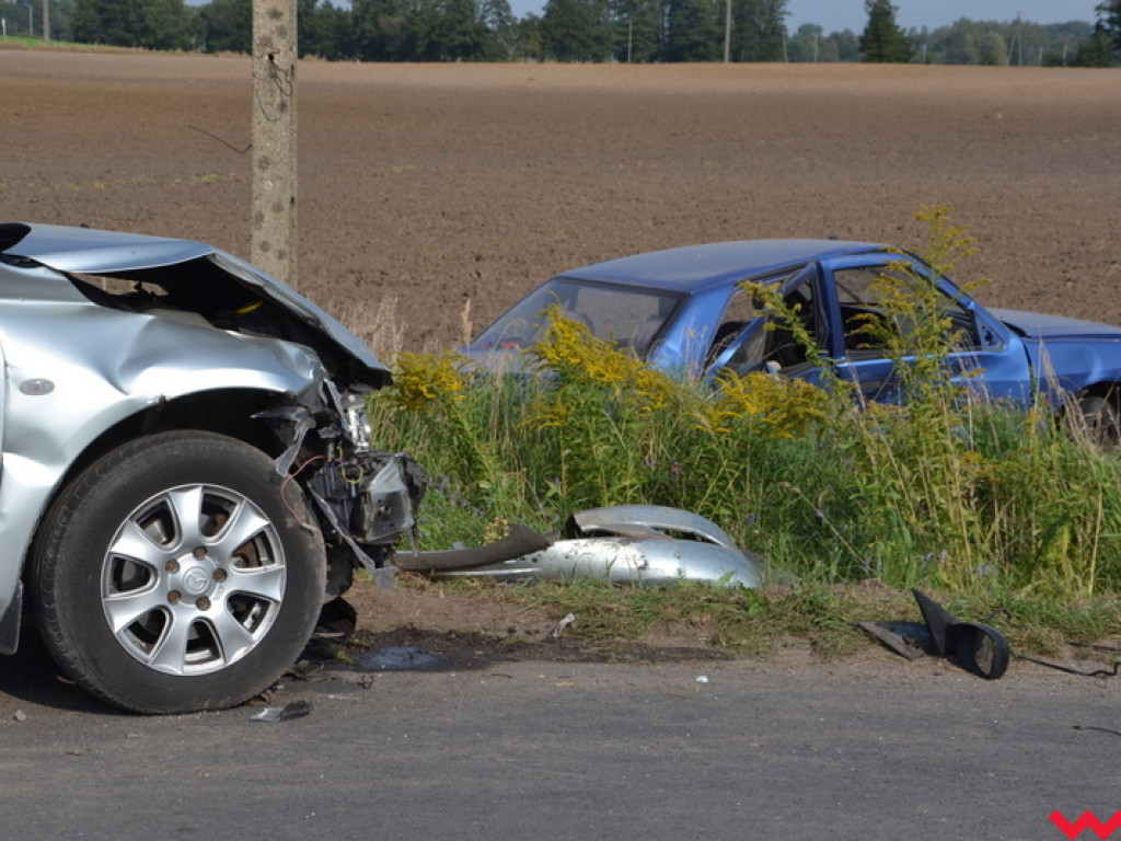 Poważne zderzenie aut na krzyżówce (galeria)
