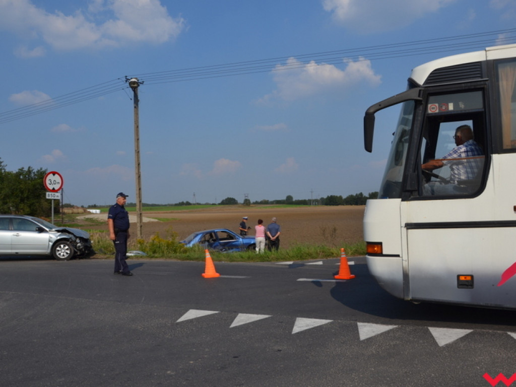 Poważne zderzenie aut na krzyżówce (galeria)