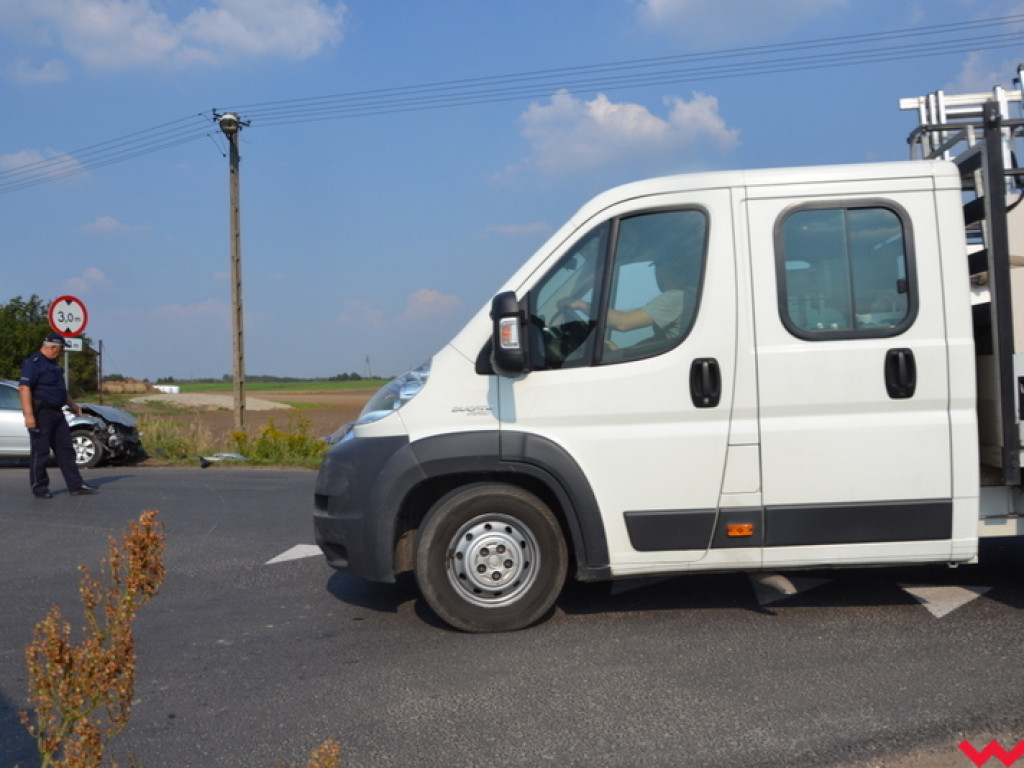 Poważne zderzenie aut na krzyżówce (galeria)