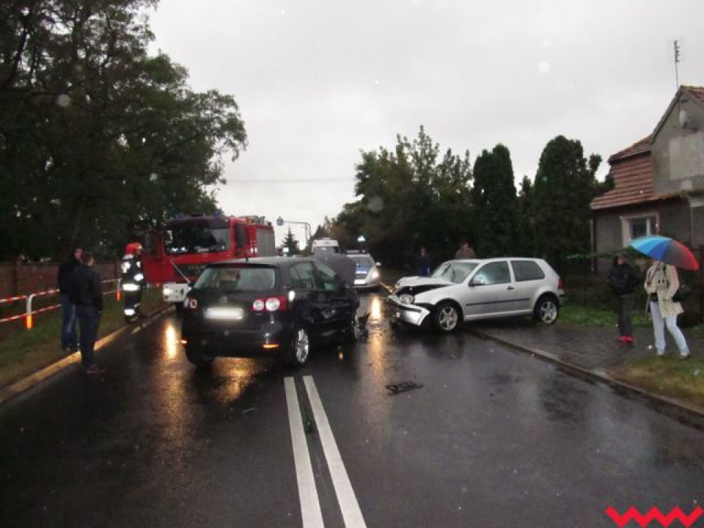 Czołowe zderzenie dwóch golfów (galeria)