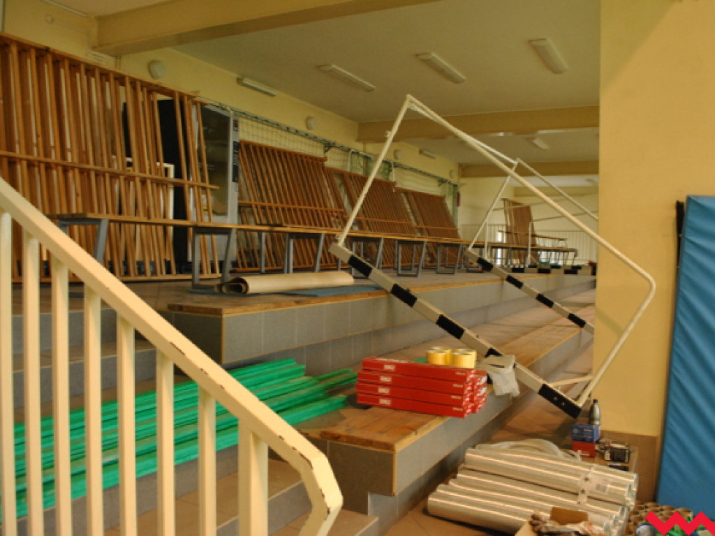 Montaż nowego parkietu w hali sportowej (galeria)
