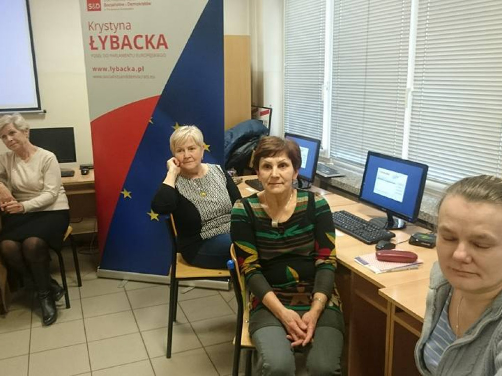 Warsztaty komputerowe dla seniorów. Uczą się obsługi komputera i zakładają konta na Facebooku