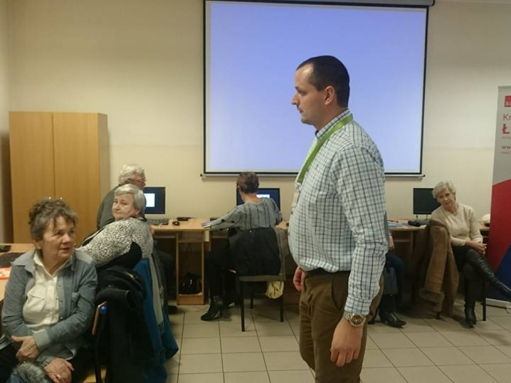 Warsztaty komputerowe dla seniorów. Uczą się obsługi komputera i zakładają konta na Facebooku