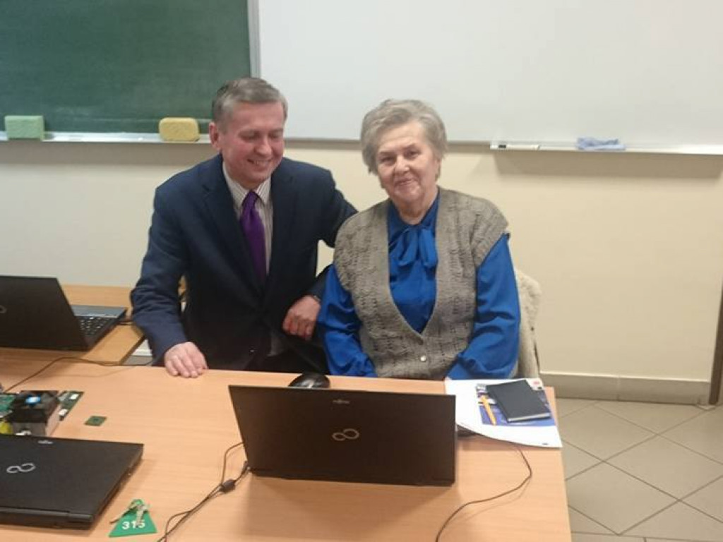 Warsztaty komputerowe dla seniorów. Uczą się obsługi komputera i zakładają konta na Facebooku