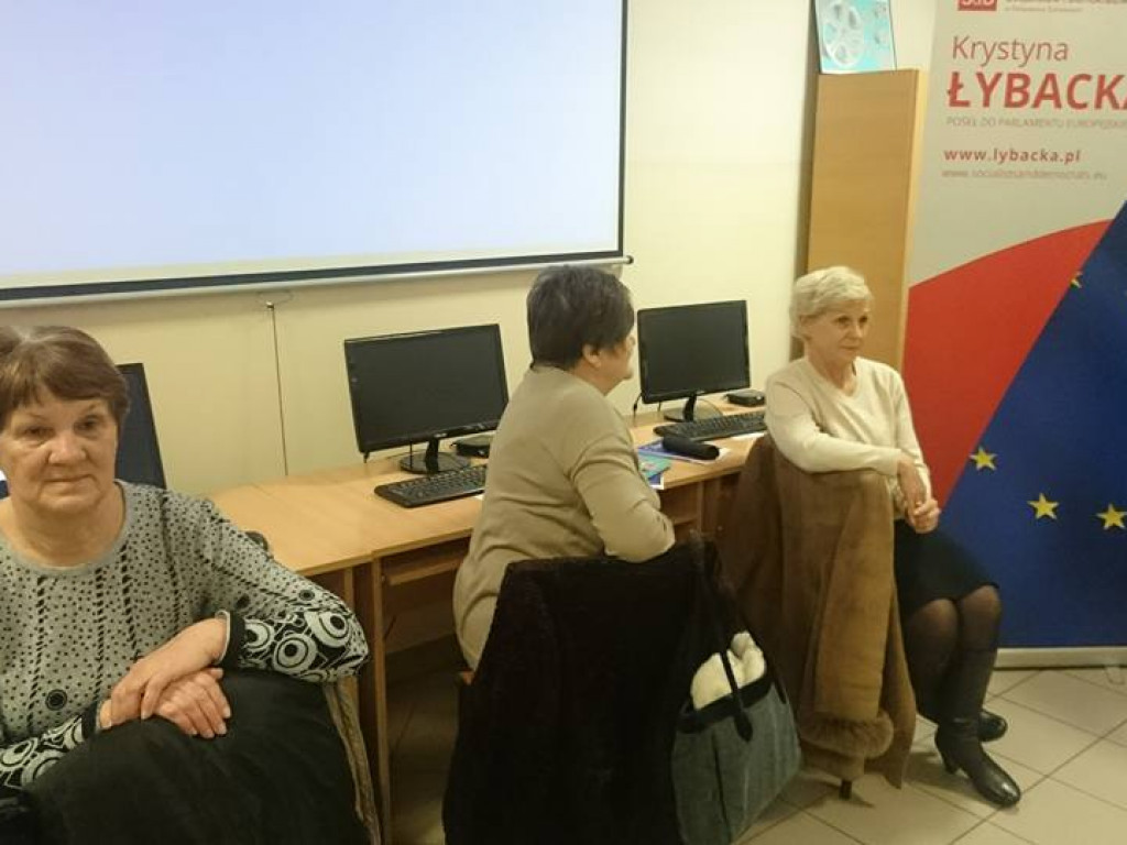 Warsztaty komputerowe dla seniorów. Uczą się obsługi komputera i zakładają konta na Facebooku