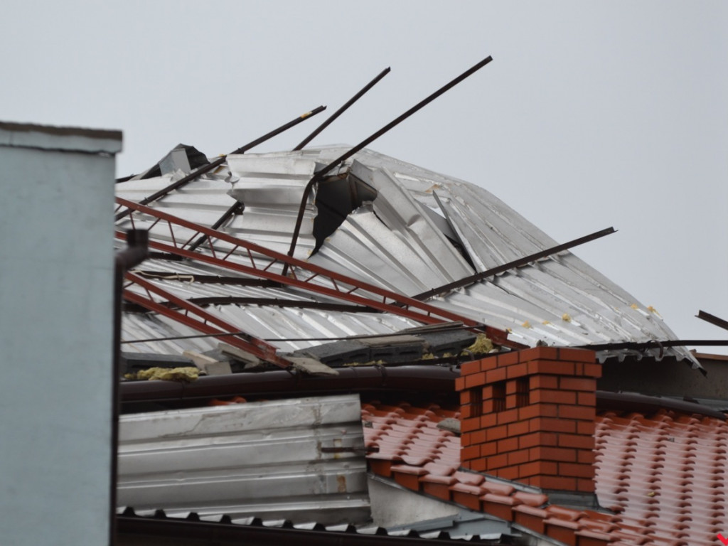 Uwaga na wiatr. Wichura zrywa dachy z domów wrześnian