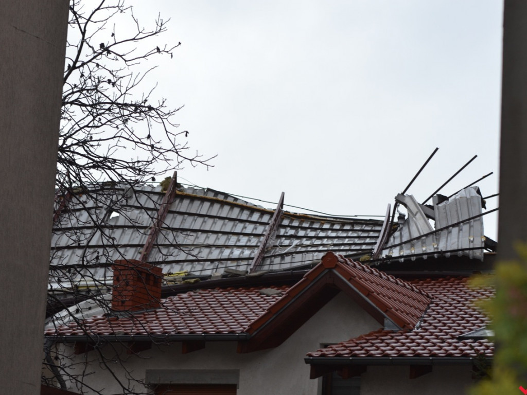 Uwaga na wiatr. Wichura zrywa dachy z domów wrześnian