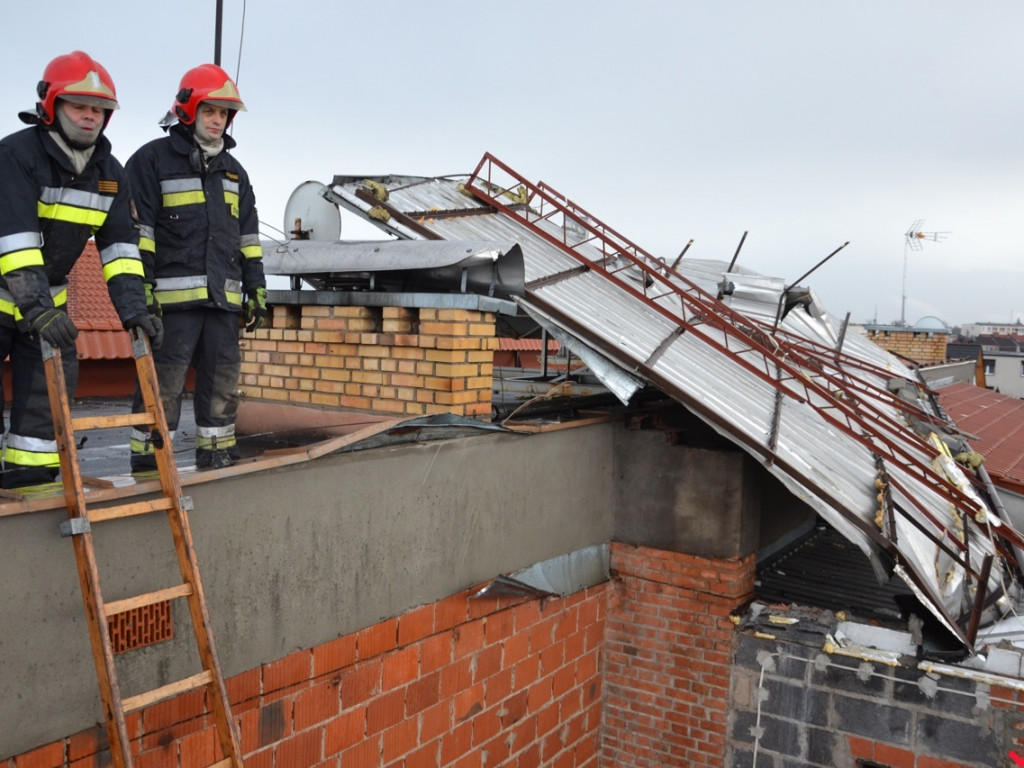 Uwaga na wiatr. Wichura zrywa dachy z domów wrześnian
