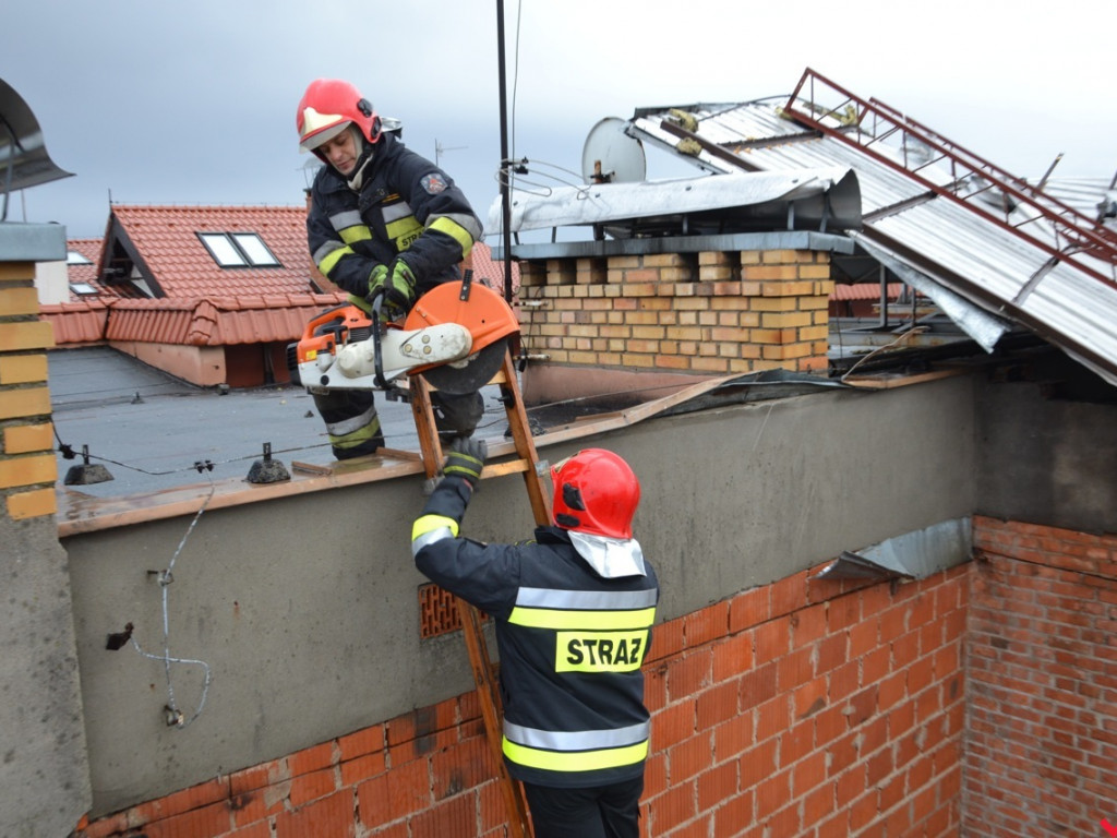 Uwaga na wiatr. Wichura zrywa dachy z domów wrześnian
