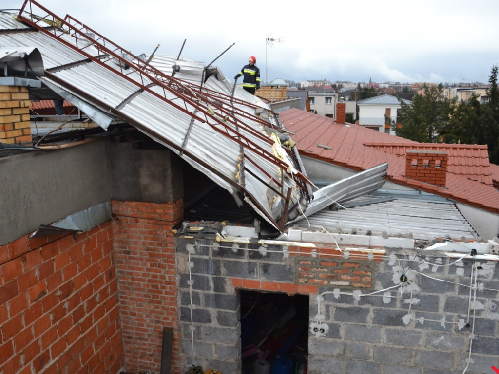 Uwaga na wiatr. Wichura zrywa dachy z domów wrześnian