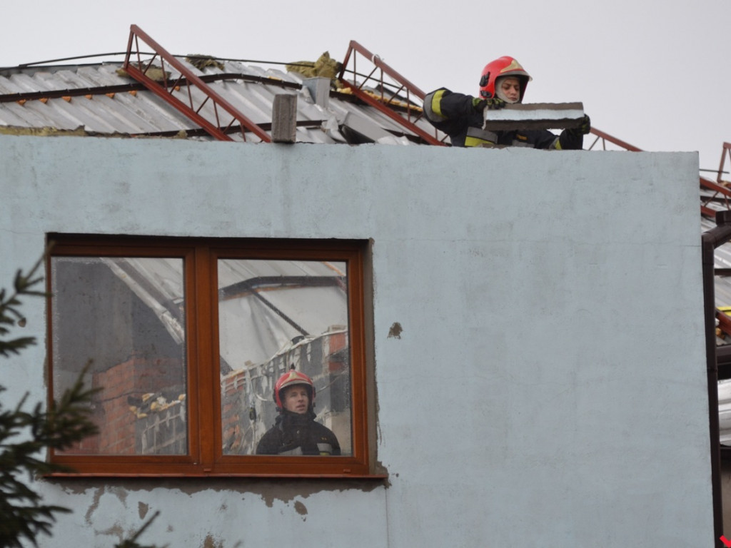 Uwaga na wiatr. Wichura zrywa dachy z domów wrześnian