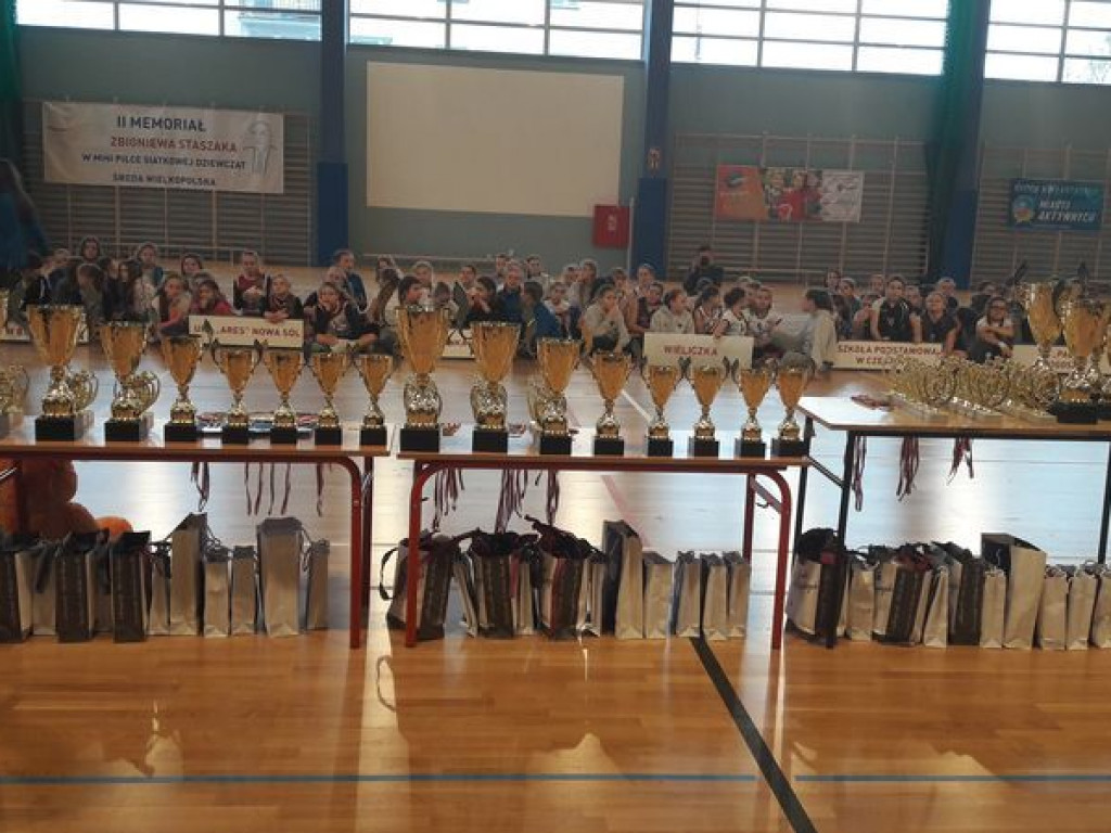 Młode siatkarki konfrontowały swoje umiejętności podczas memoriału w Środzie Wlkp.