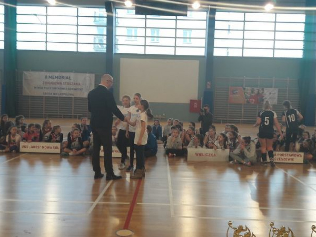 Młode siatkarki konfrontowały swoje umiejętności podczas memoriału w Środzie Wlkp.