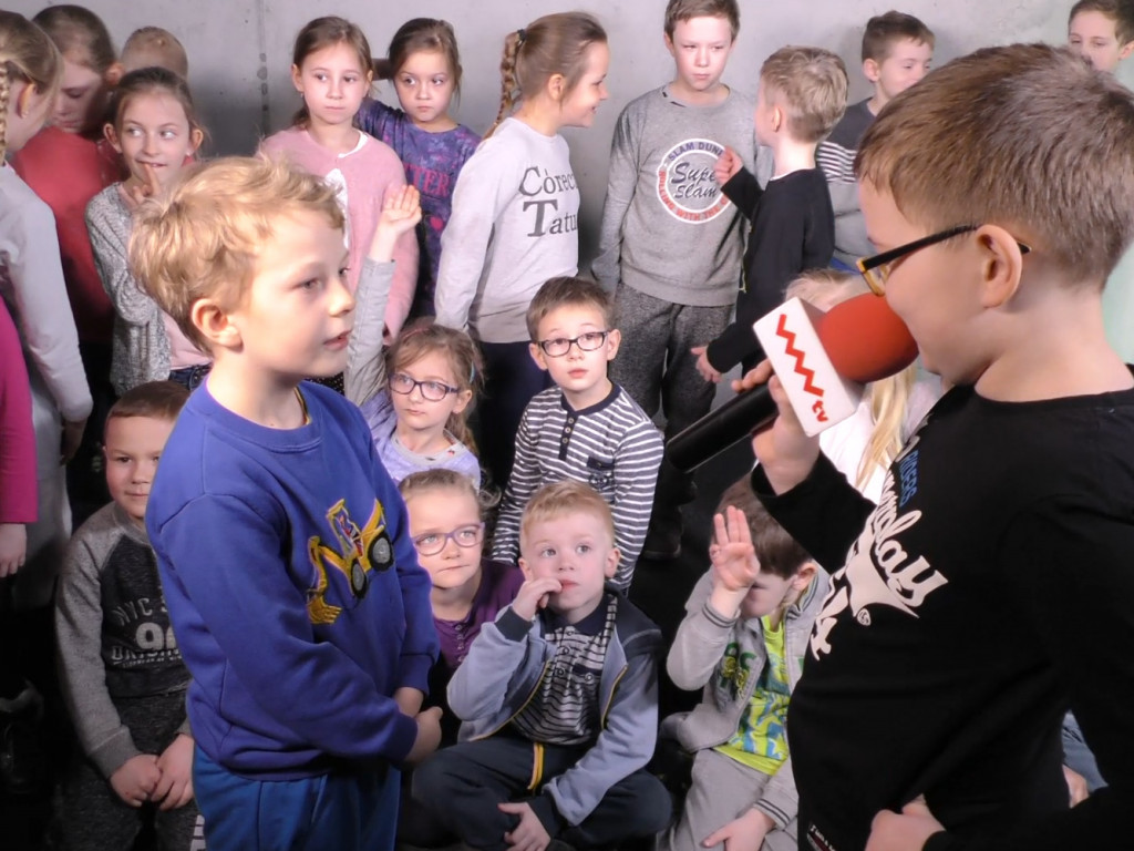 Miła wizyta uczniów z Zespołu Szkolno-Przedszkolnego w Kołaczkowie. Dzieci zobaczyły jak powstaje gazeta i telewizja