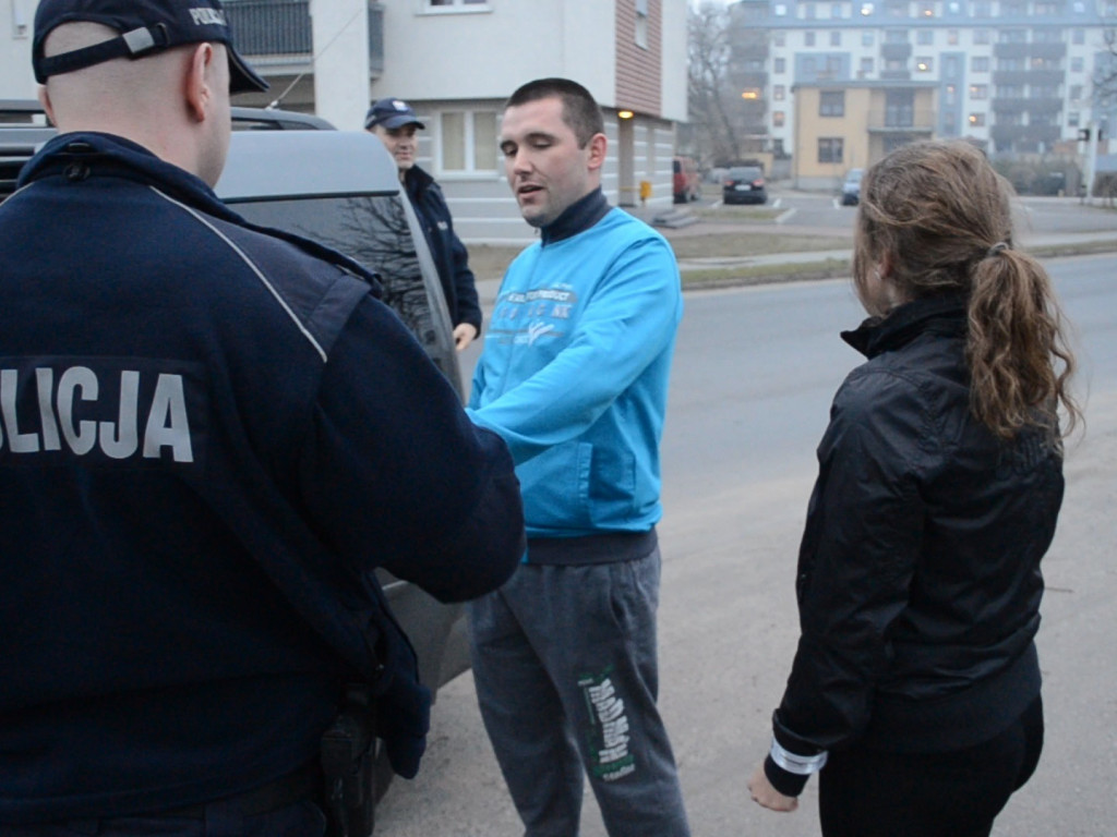 Rozdawali opaski odblaskowe biegaczom i spacerowiczom