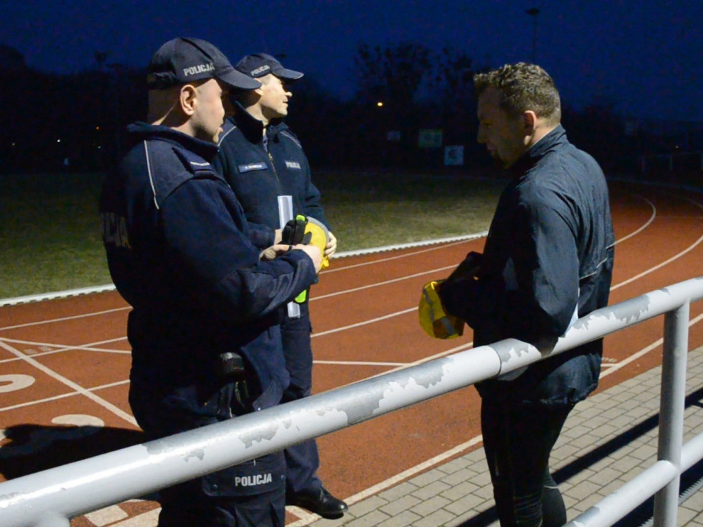 Rozdawali opaski odblaskowe biegaczom i spacerowiczom