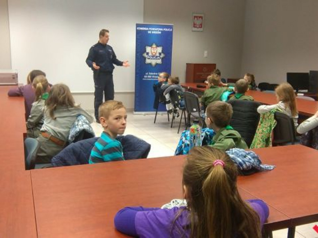 Przyszli harcerze zaznajomili się z pracą policjantów