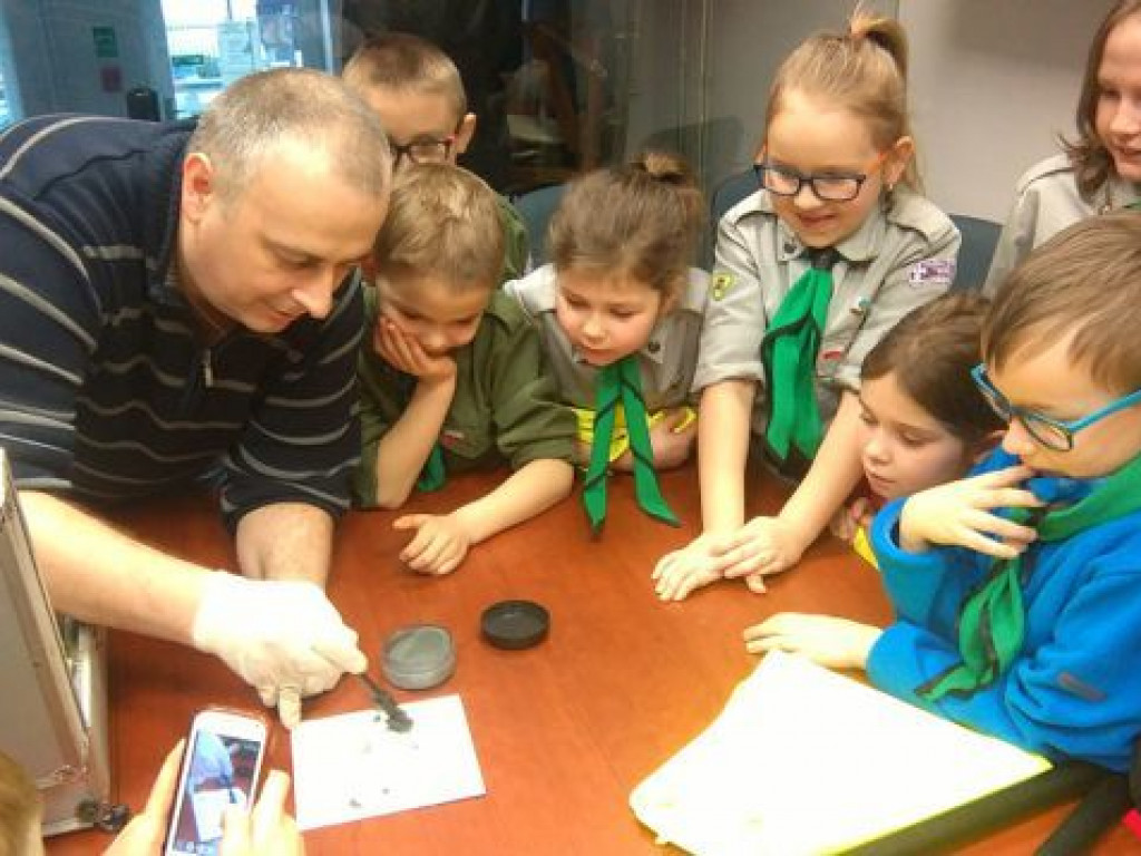 Przyszli harcerze zaznajomili się z pracą policjantów