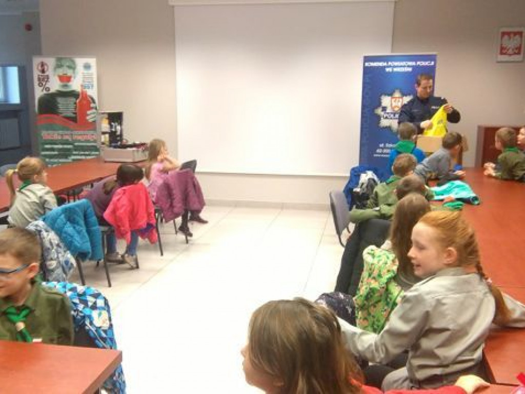 Przyszli harcerze zaznajomili się z pracą policjantów