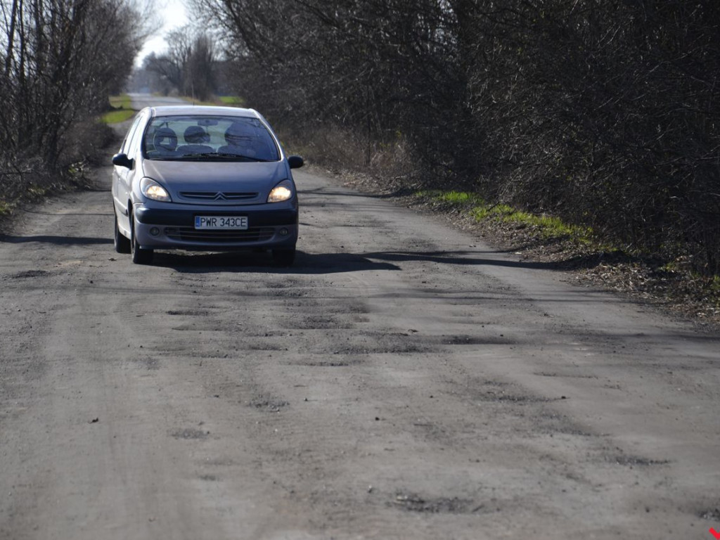 Droga Lipie – Krzywa Góra: mieszkańcy skarżą się na kurz, dziury, błoto i kałuże