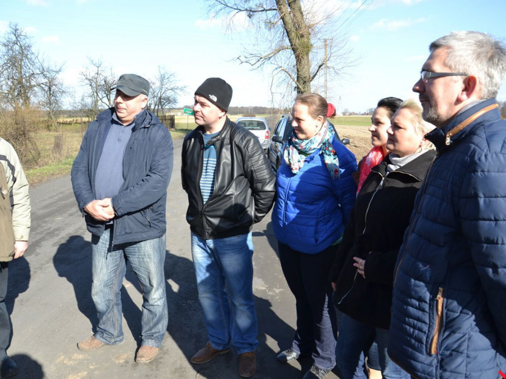 Droga Lipie – Krzywa Góra: mieszkańcy skarżą się na kurz, dziury, błoto i kałuże