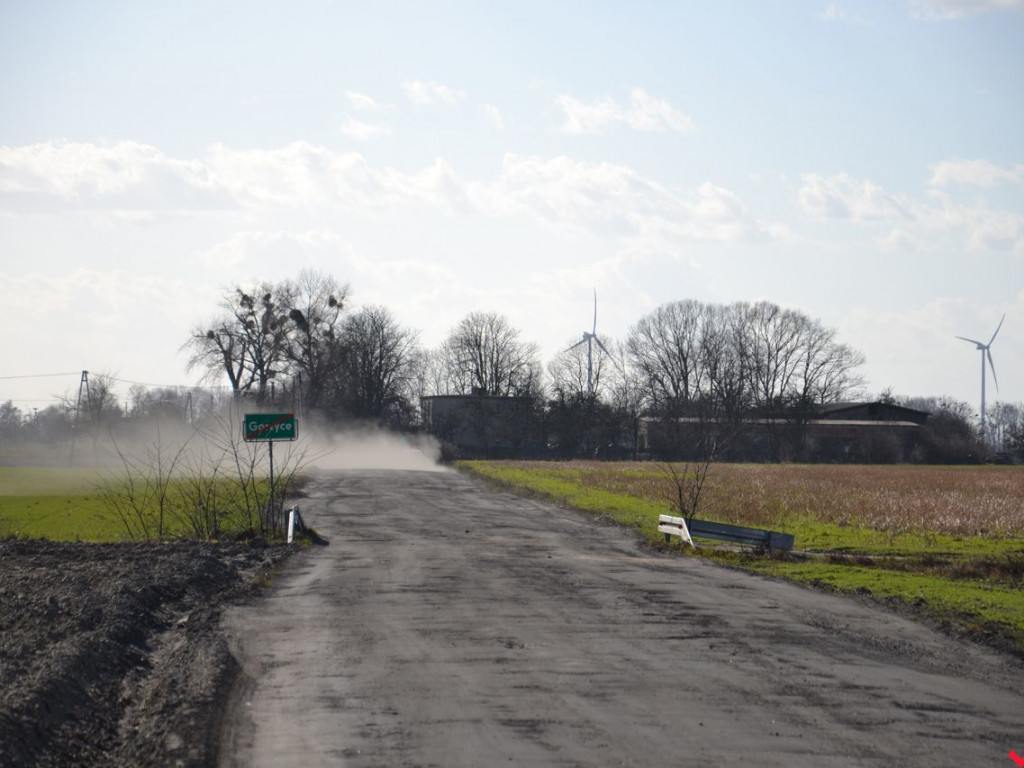 Droga Lipie – Krzywa Góra: mieszkańcy skarżą się na kurz, dziury, błoto i kałuże