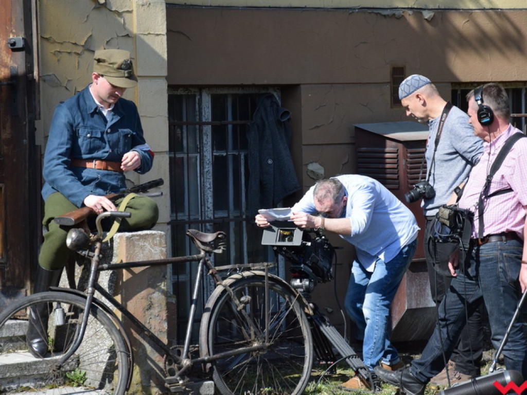 Szturm Zielonego Trójkąta na posterunek Milicji Obywatelskiej. Ekipa filmowa kręciła ujęcia we Wrześni