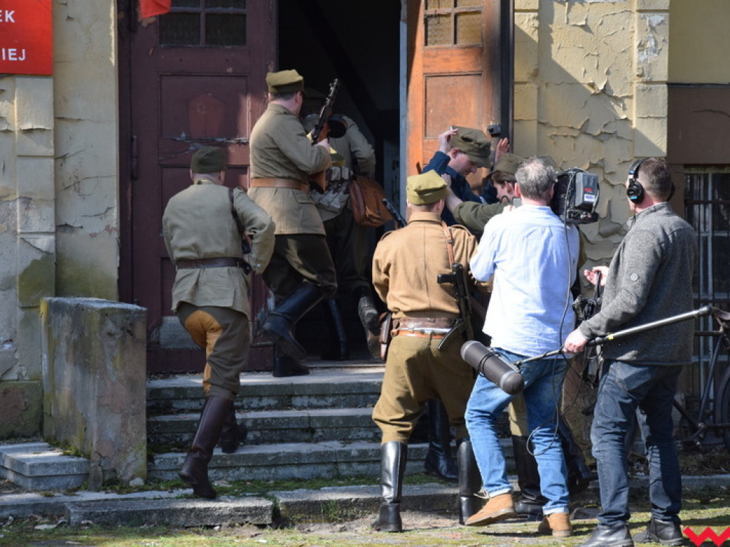 Szturm Zielonego Trójkąta na posterunek Milicji Obywatelskiej. Ekipa filmowa kręciła ujęcia we Wrześni