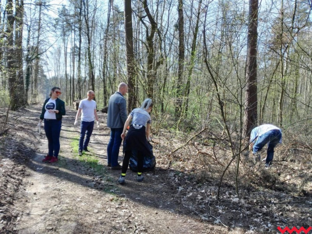 Zbierali śmieci po mieszkańcach. Było ich sporo