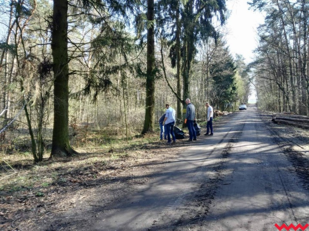 Zbierali śmieci po mieszkańcach. Było ich sporo