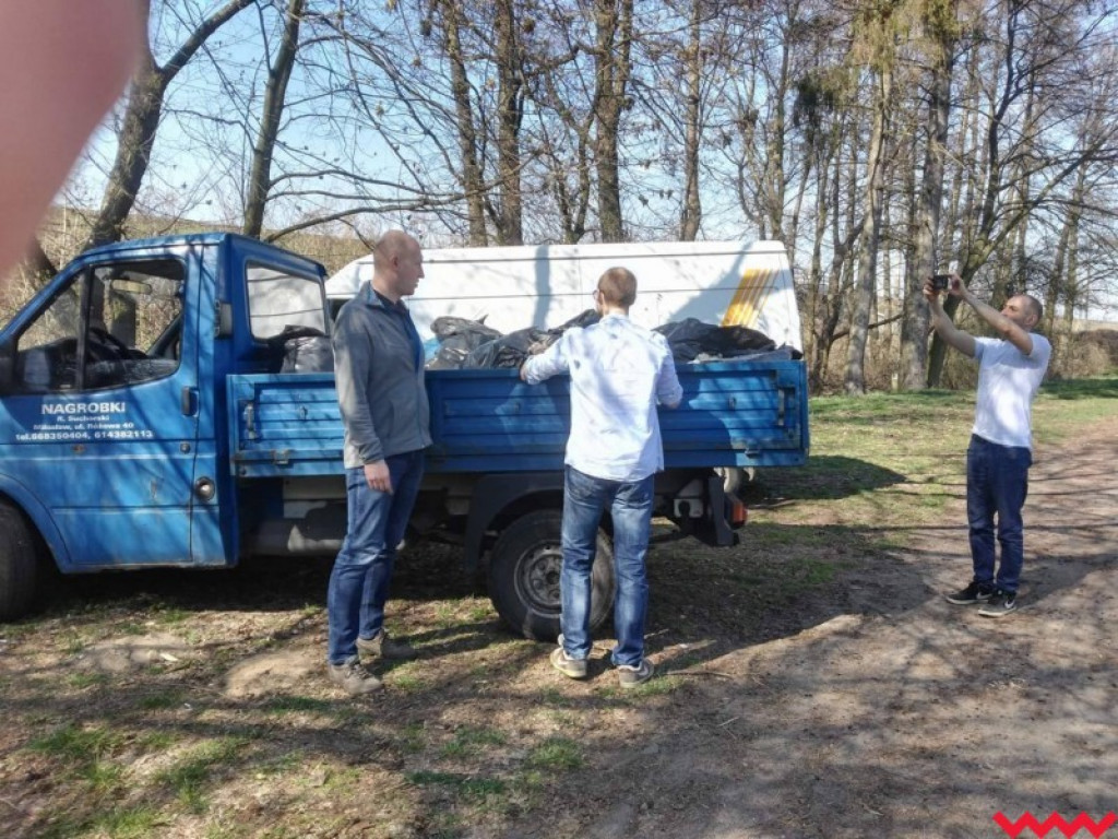 Zbierali śmieci po mieszkańcach. Było ich sporo