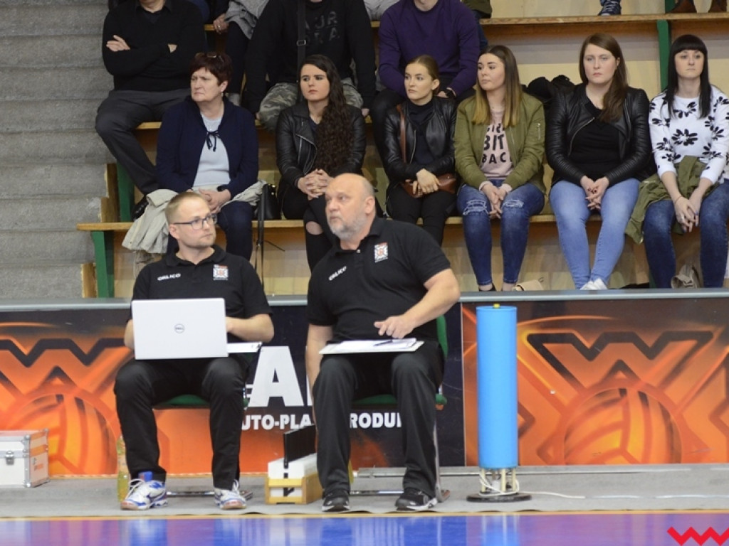 I pietruszka może podgrzać atmosferę. Pomarańczowi prowadzą w dwumeczu i… żegnają trenera!