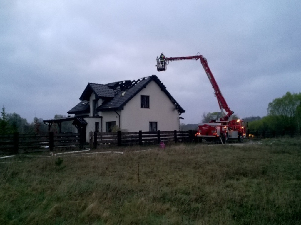 Groźny pożar strawił dom jednorodzinny. Mieszkańcy ocaleli