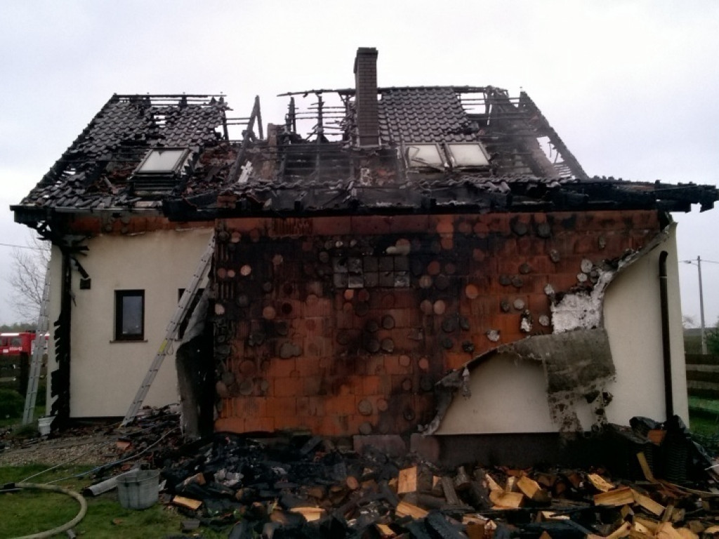 Groźny pożar strawił dom jednorodzinny. Mieszkańcy ocaleli