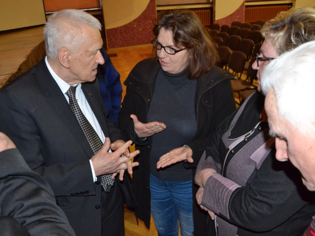 Kornel Morawiecki, lider partii Wolni i Solidarni, spotkał się burmistrzami i uczniami