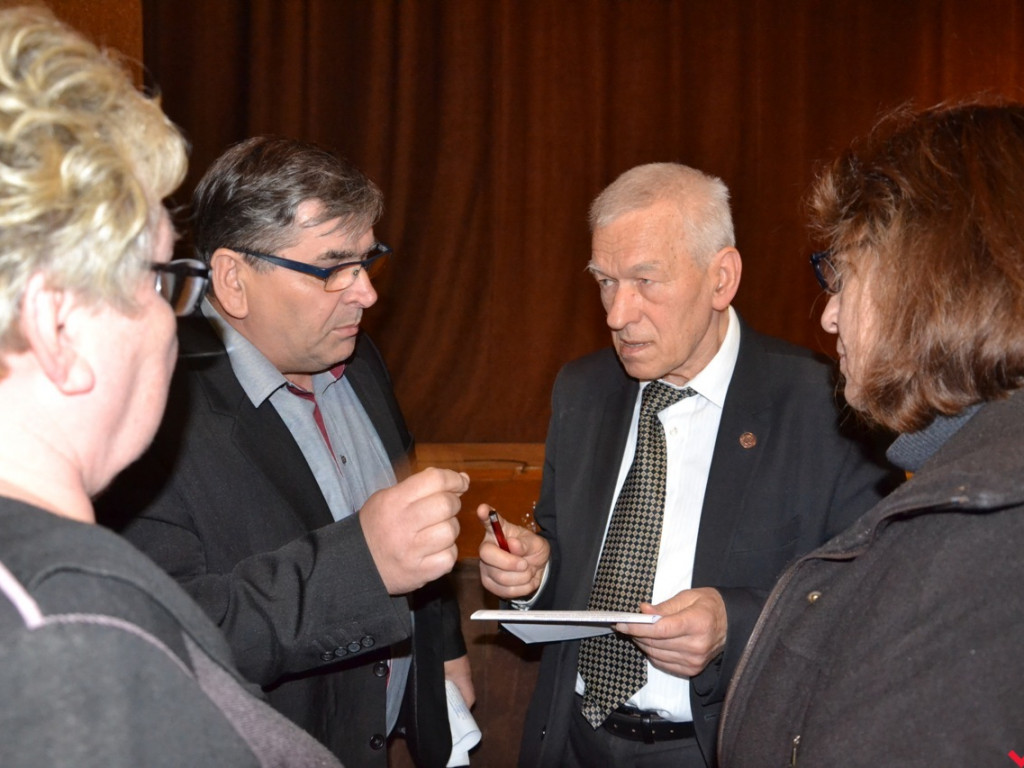 Kornel Morawiecki, lider partii Wolni i Solidarni, spotkał się burmistrzami i uczniami
