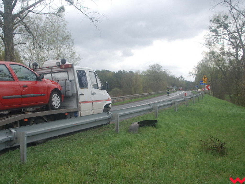 Renault przydzwonił w mercedesa. Groźna kolizja w Pyzdrach